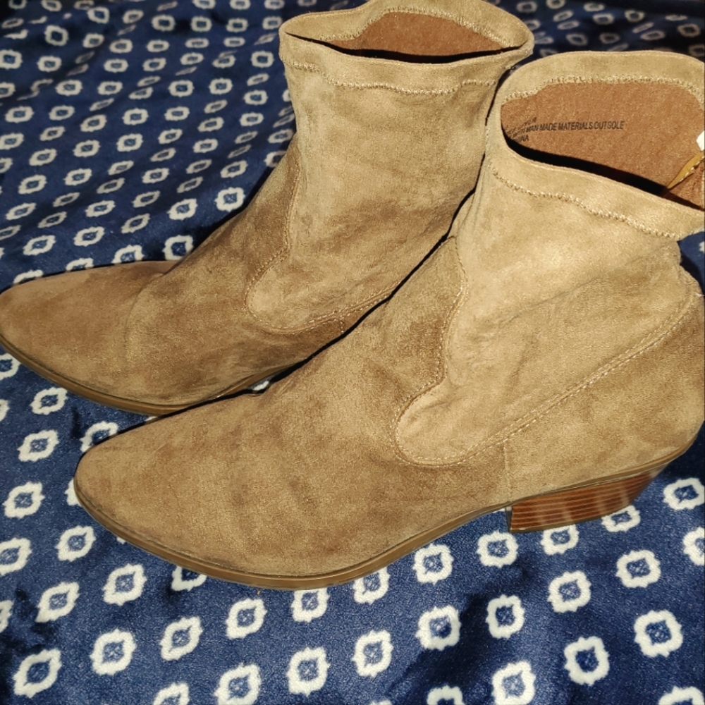 Universal threads brand tan suede short boots size 10